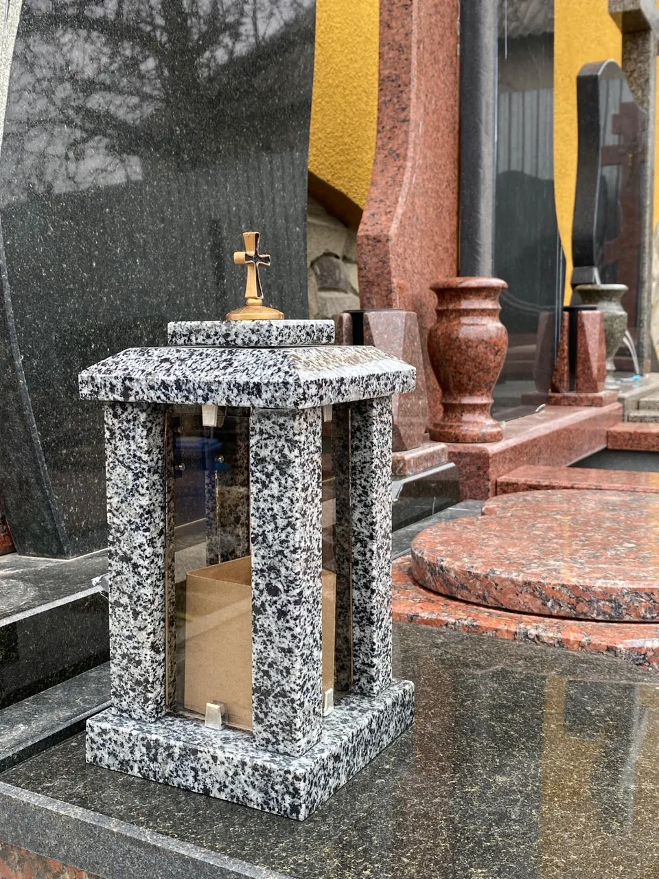 Аксесуар для оформлення місця памʼяті
