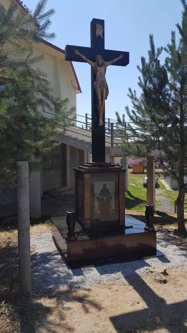 Гранітний хрест