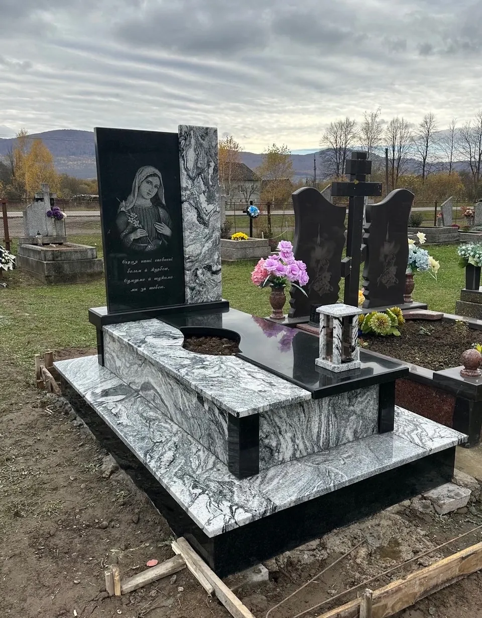 Одинарний гранітний памʼятник