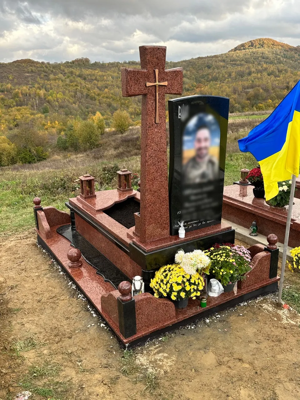 Гранітний памʼятник військовому