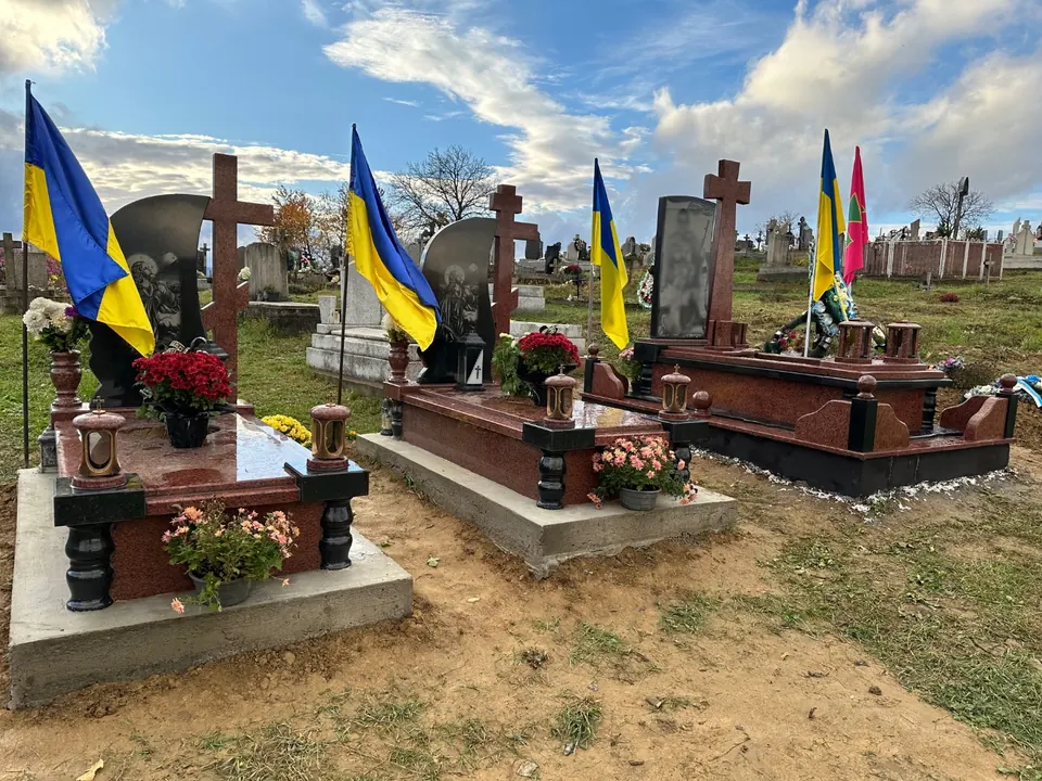Гранітний памʼятник військовому