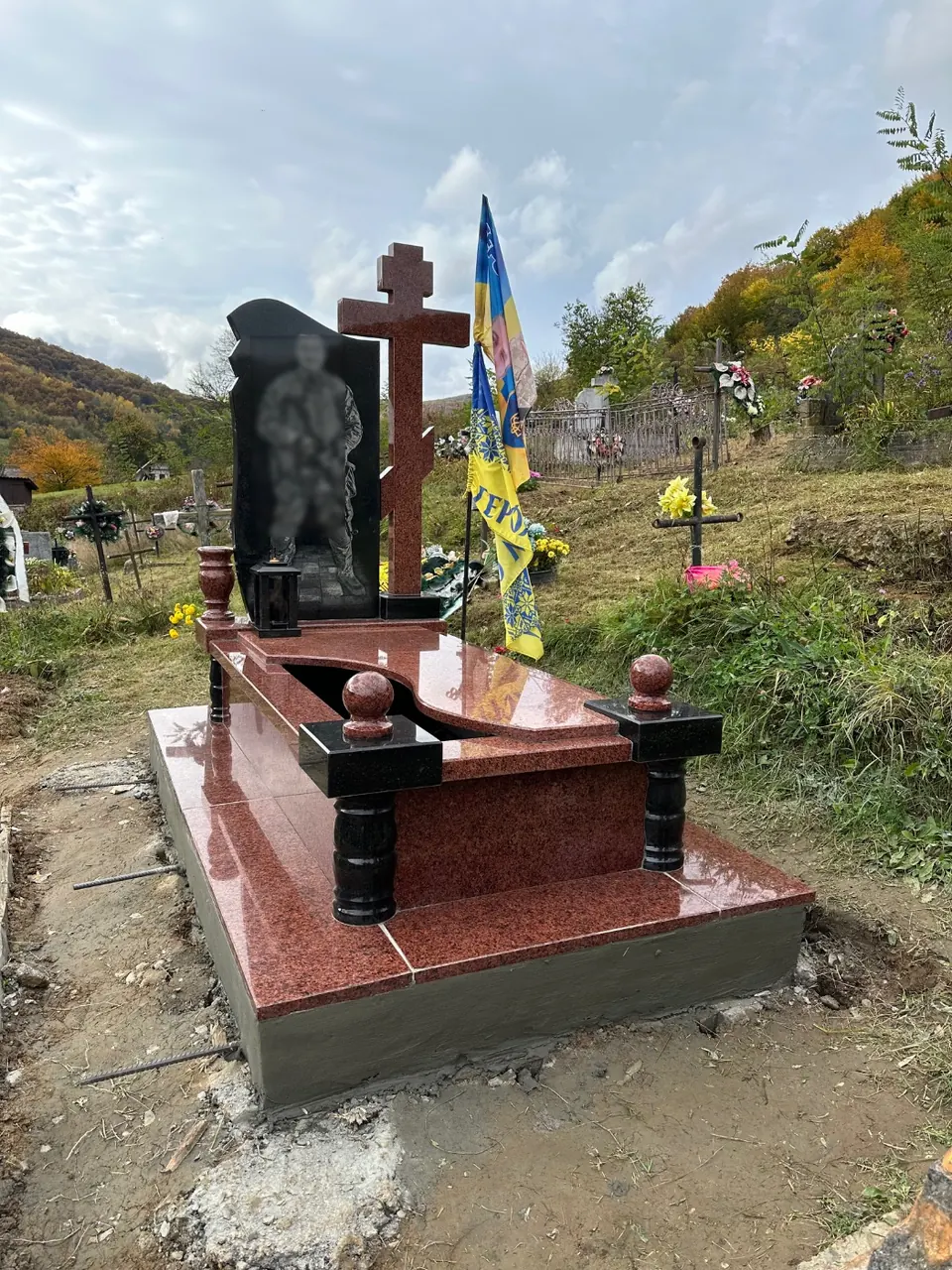 Гранітний памʼятник військовому