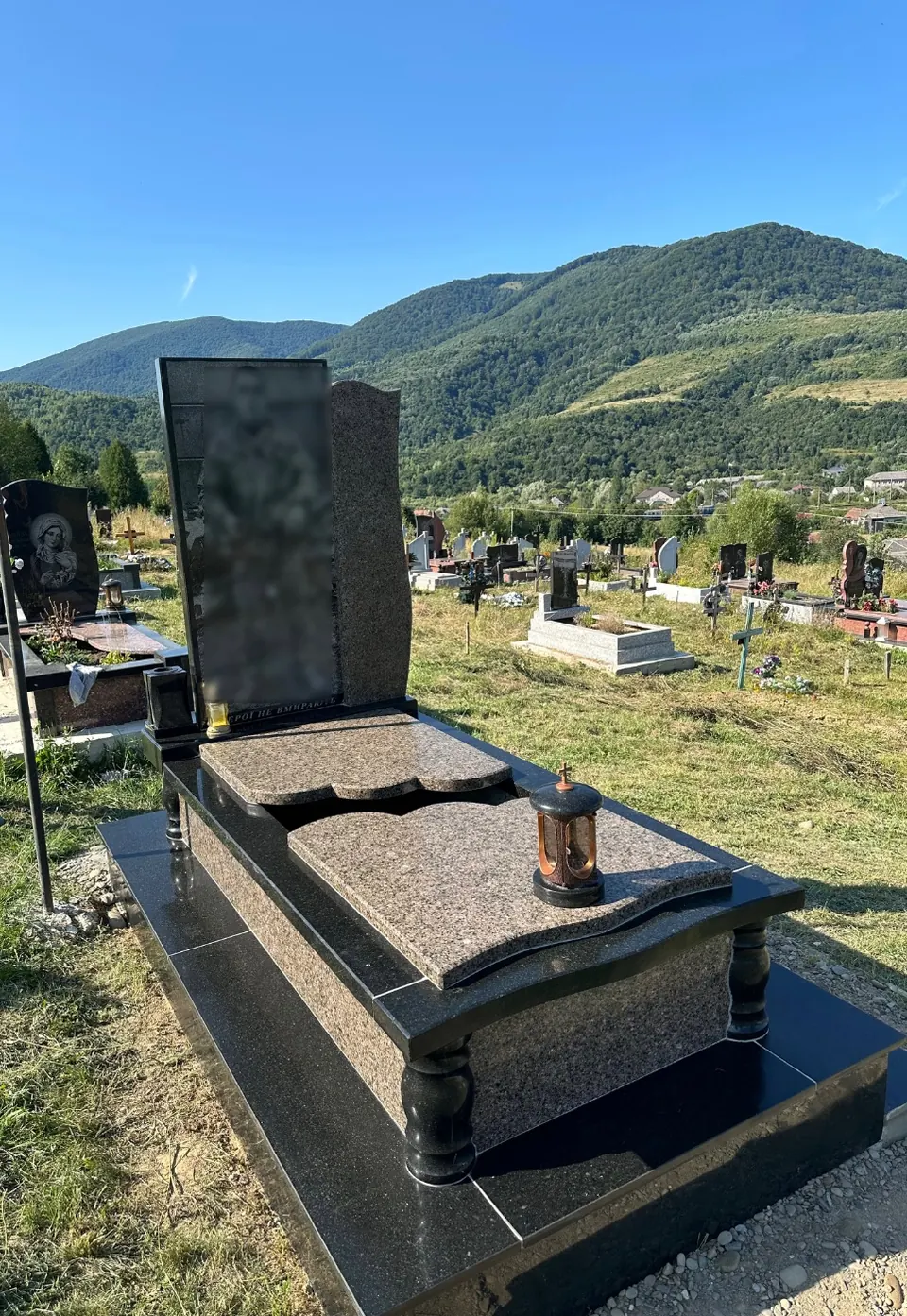 Гранітний памʼятник військовому