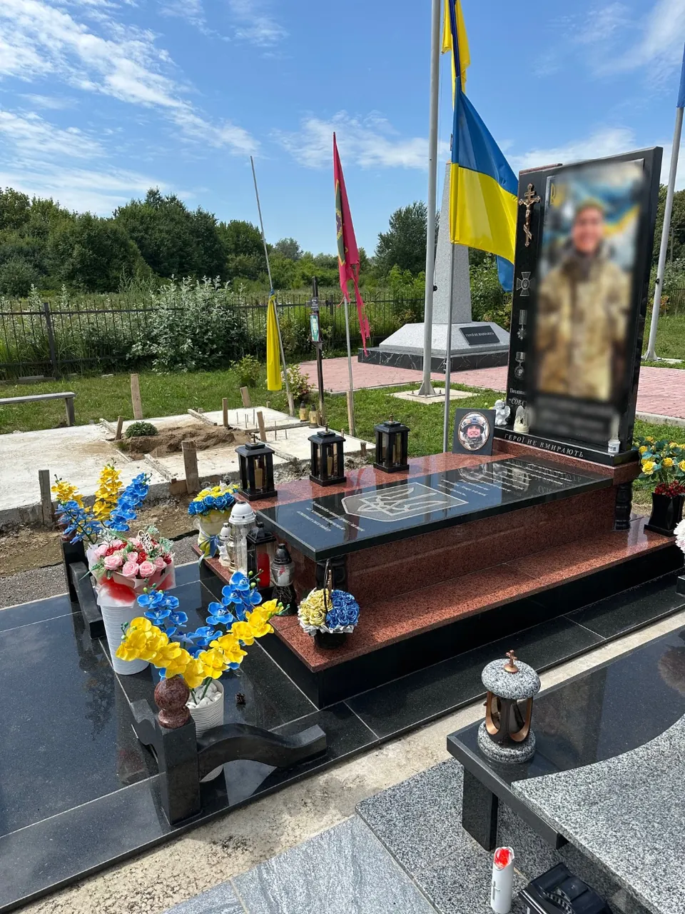Гранітний памʼятник військовому